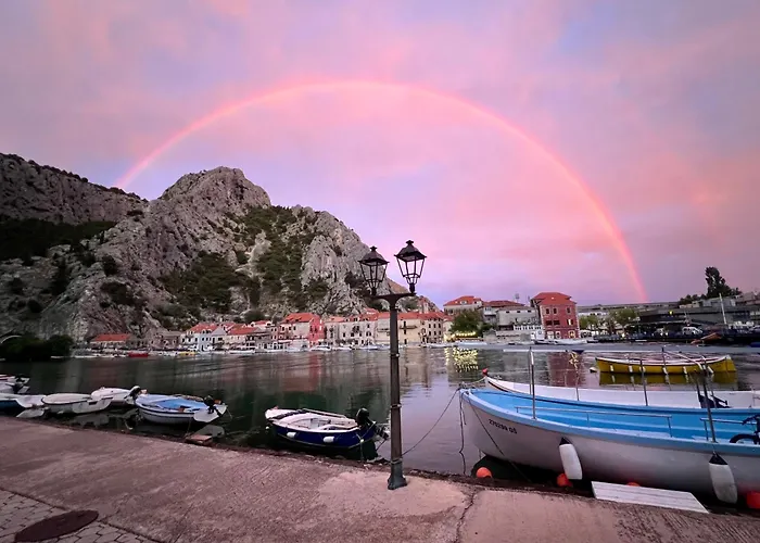 Omis Apartment - Near Beach And Town Center, Ground Floor With Small Garden