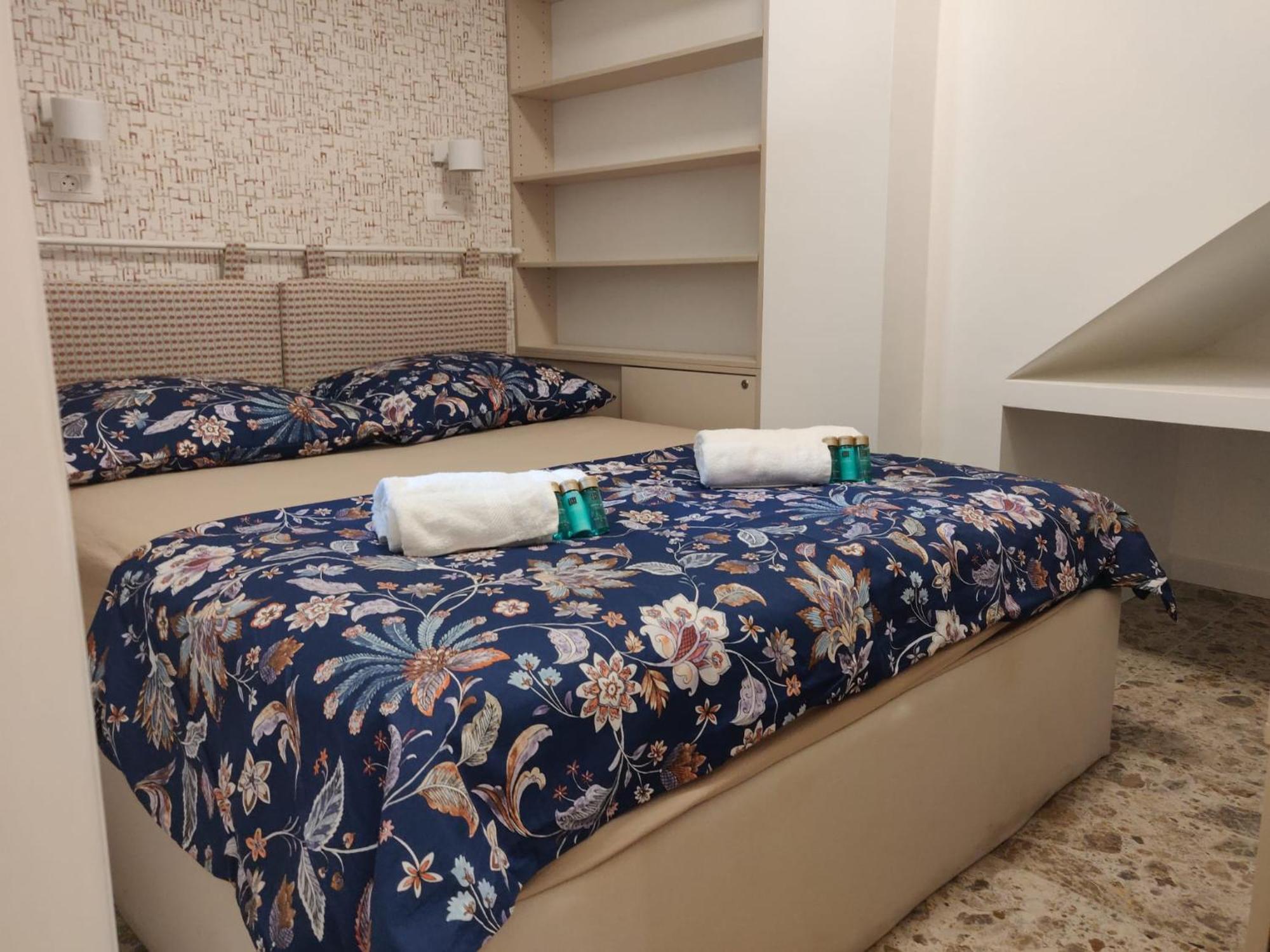 - Near And Town Center, Ground Floor With Small Garden Apartment *