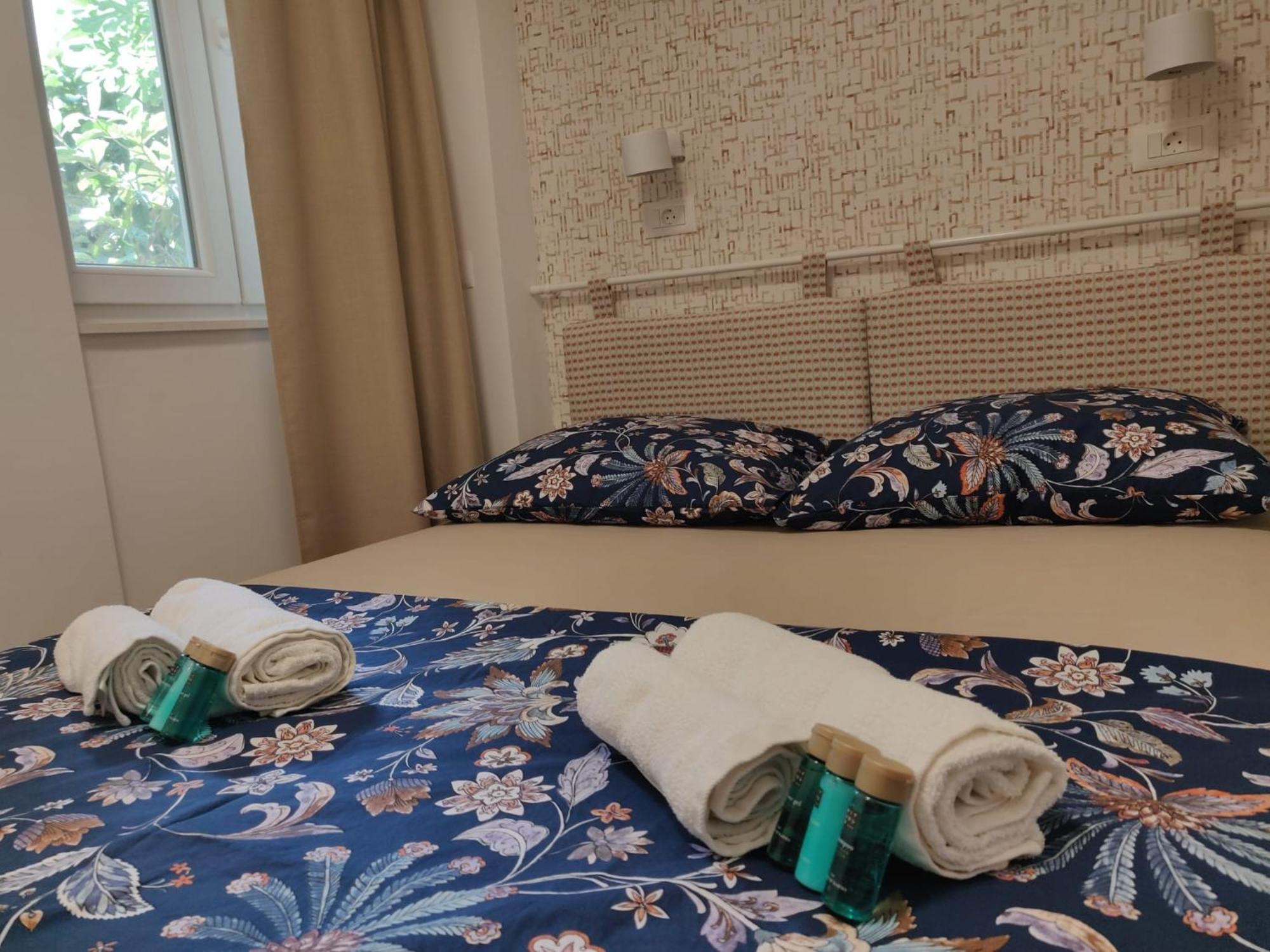 - Near And Town Center, Ground Floor With Small Garden Apartment