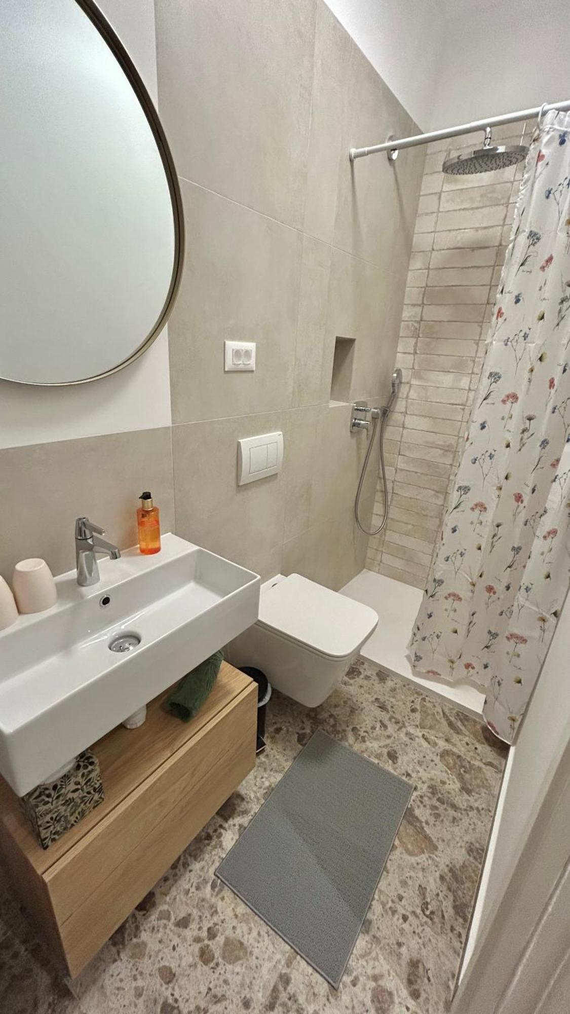 - Near And Town Center, Ground Floor With Small Garden Apartment