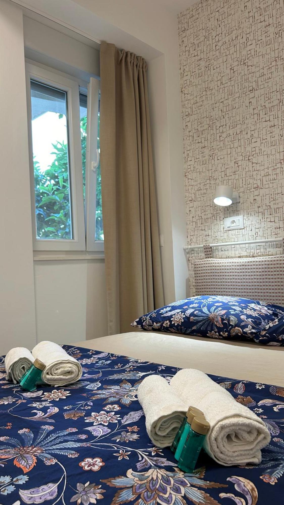 - Near And Town Center, Ground Floor With Small Garden Apartment *